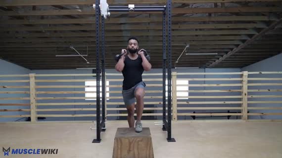 بالا رفتن از پله با کتل‌بل در حالت فرانت رک و بالا آوردن زانو