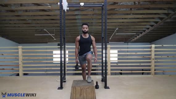 بالا رفتن از پله تک دست با کتل‌بل و بالا آوردن زانو